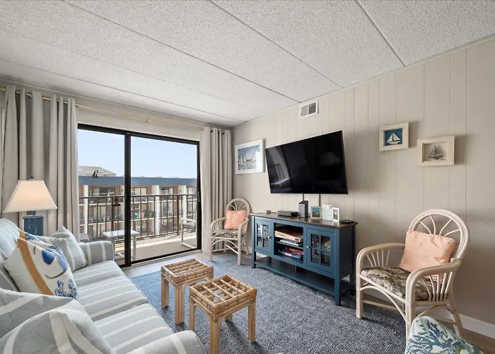 2 Bedroom Ocean Block Condo, Steps To The Beach! Holiday home