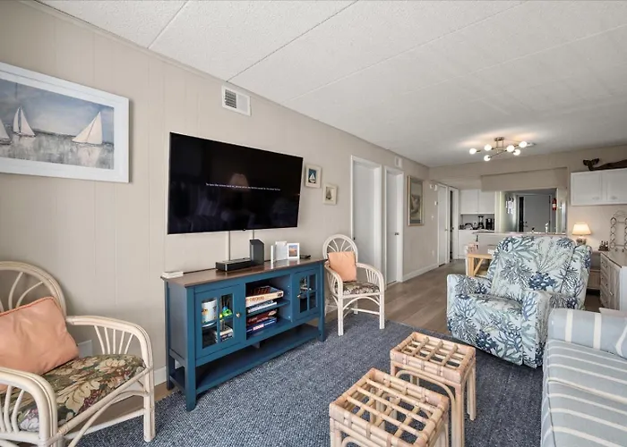 2 Bedroom Ocean Block Condo, Steps To The Beach! Holiday home Ocean City