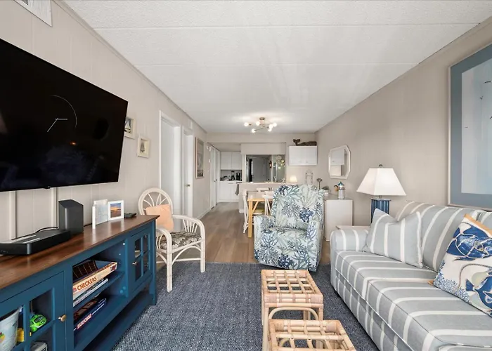 Holiday home 2 Bedroom Ocean Block Condo, Steps To The Beach! *