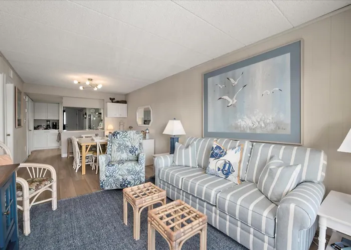 2 Bedroom Ocean Block Condo, Steps To The Beach! Holiday home