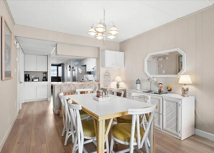 2 Bedroom Ocean Block Condo, Steps To The Beach! Holiday home