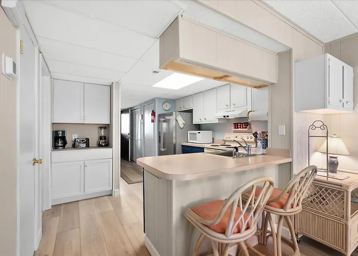 2 Bedroom Ocean Block Condo, Steps To The Beach! Holiday home *