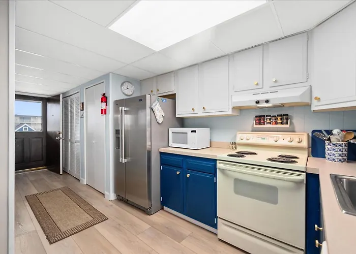 2 Bedroom Ocean Block Condo, Steps To The Beach! Holiday home *