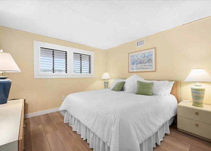 Holiday home 2 Bedroom Ocean Block Condo, Steps To The Beach! *
