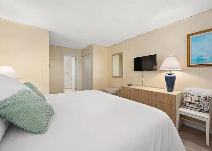 2 Bedroom Ocean Block Condo, Steps To The Beach! Holiday home Ocean City