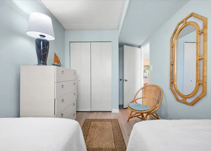 2 Bedroom Ocean Block Condo, Steps To The Beach! Holiday home *