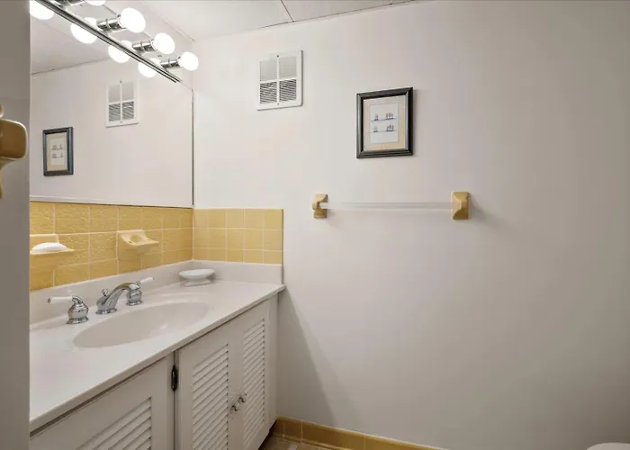 2 Bedroom Ocean Block Condo, Steps To The Beach! Holiday home Ocean City