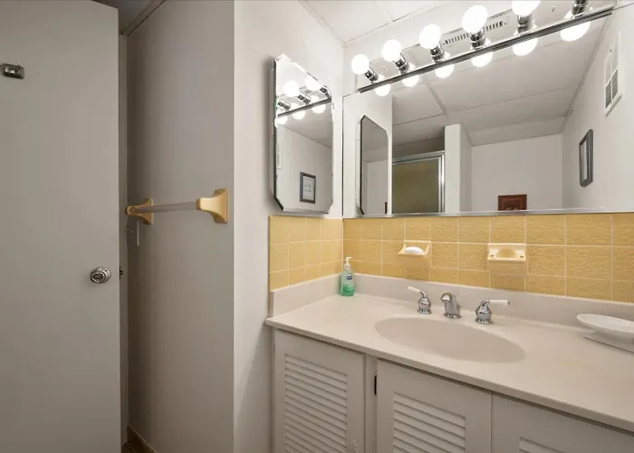 2 Bedroom Ocean Block Condo, Steps To The Beach! Holiday home