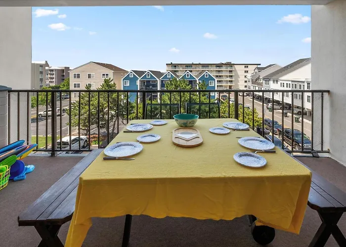 Holiday home 2 Bedroom Ocean Block Condo, Steps To The Beach! *