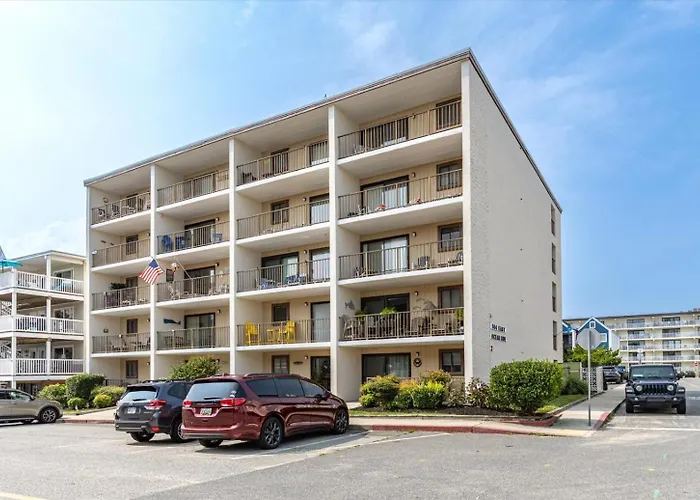 2 Bedroom Ocean Block Condo, Steps To The Beach! Holiday home *