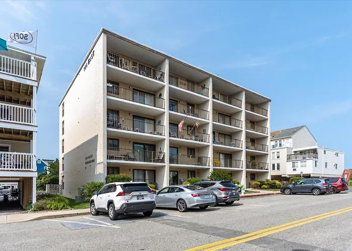 2 Bedroom Ocean Block Condo, Steps To The Beach! Holiday home