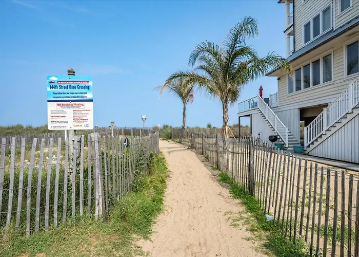 Holiday home 2 Bedroom Ocean Block Condo, Steps To The Beach!