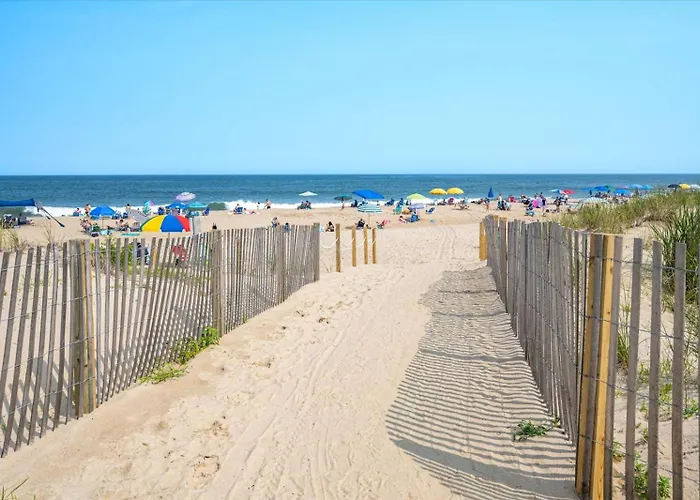 2 Bedroom Ocean Block Condo, Steps To The Beach! Holiday home *
